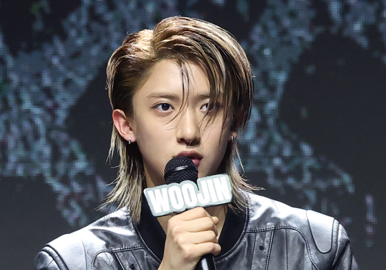 인사말 하는 롱샷 우진