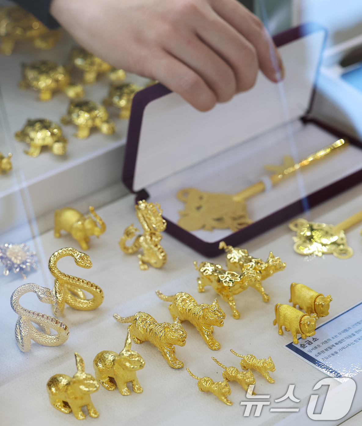 (서울=뉴스1) 오대일 기자 = 도널드 트럼프 미국 행정부가 제롬 파월 미 연방준비제도(Fed) 의장 수사에 나선 가운데 연준의 독립성 우려가 커지면서 금값이 사상 최고치를 경신했 …