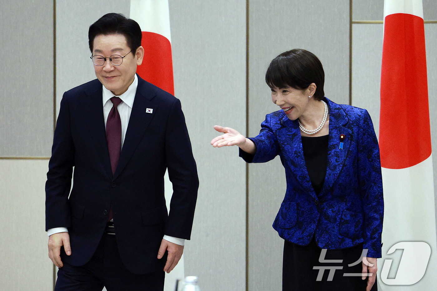 (나라(일본)=뉴스1) 이재명 기자 = 다카이치 사나에 일본 총리가 13일 일본 나라현 회담장에서 열린 한-일 확대 회담에서 이재명 대통령의 자리를 안내하고 있다. 2026.1.1 …