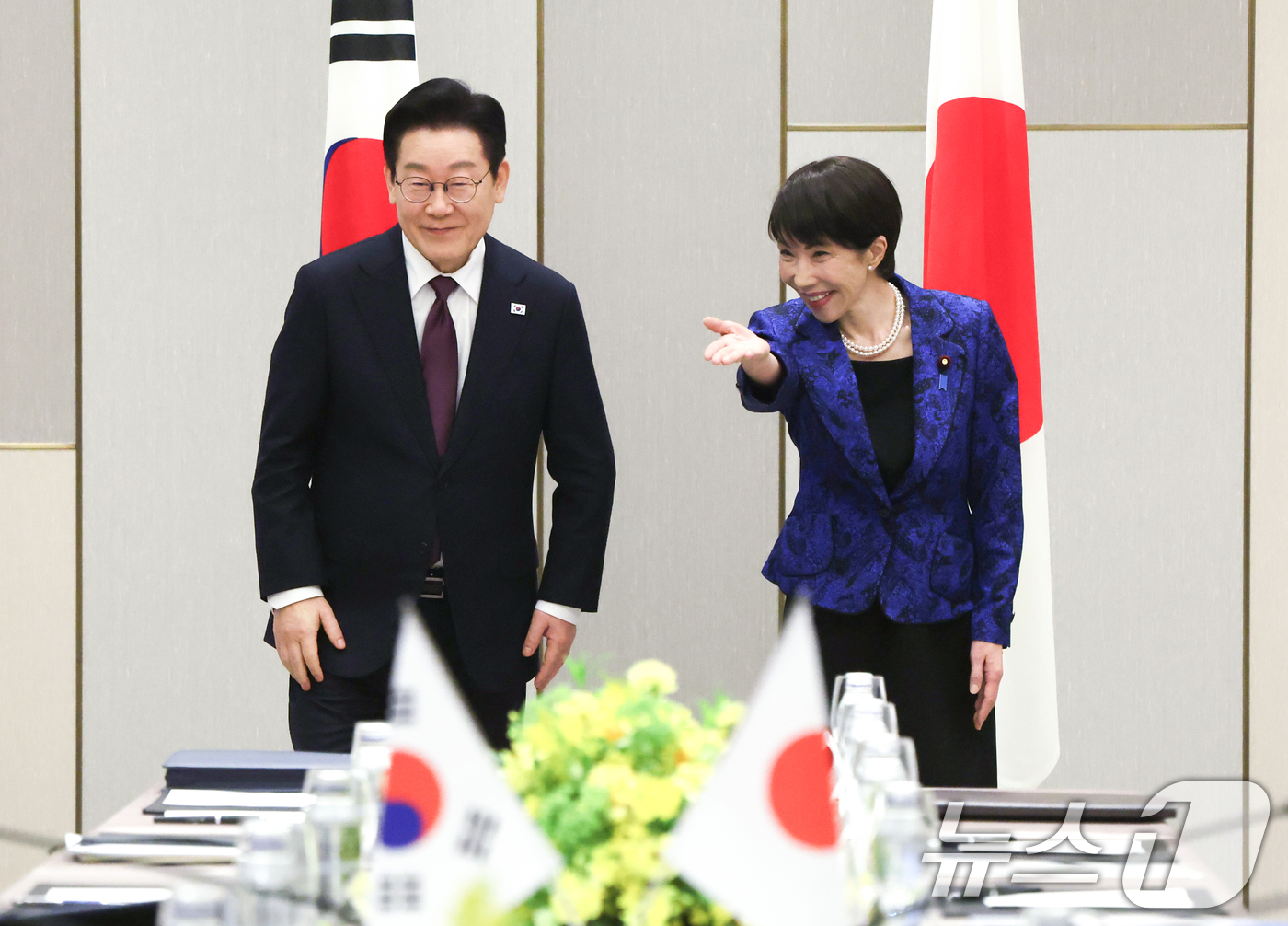 (나라(일본)=뉴스1) 이재명 기자 = 다카이치 사나에 일본 총리가 13일 일본 나라현 회담장에서 열린 한-일 확대 회담에서 이재명 대통령의 자리를 안내하고 있다. 2026.1.1 …