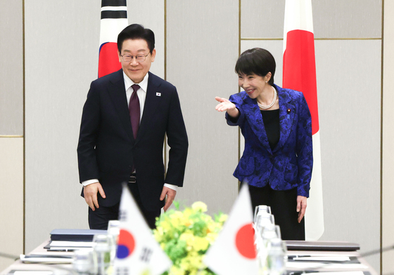 자리 안내하는 다카이치 일본 총리