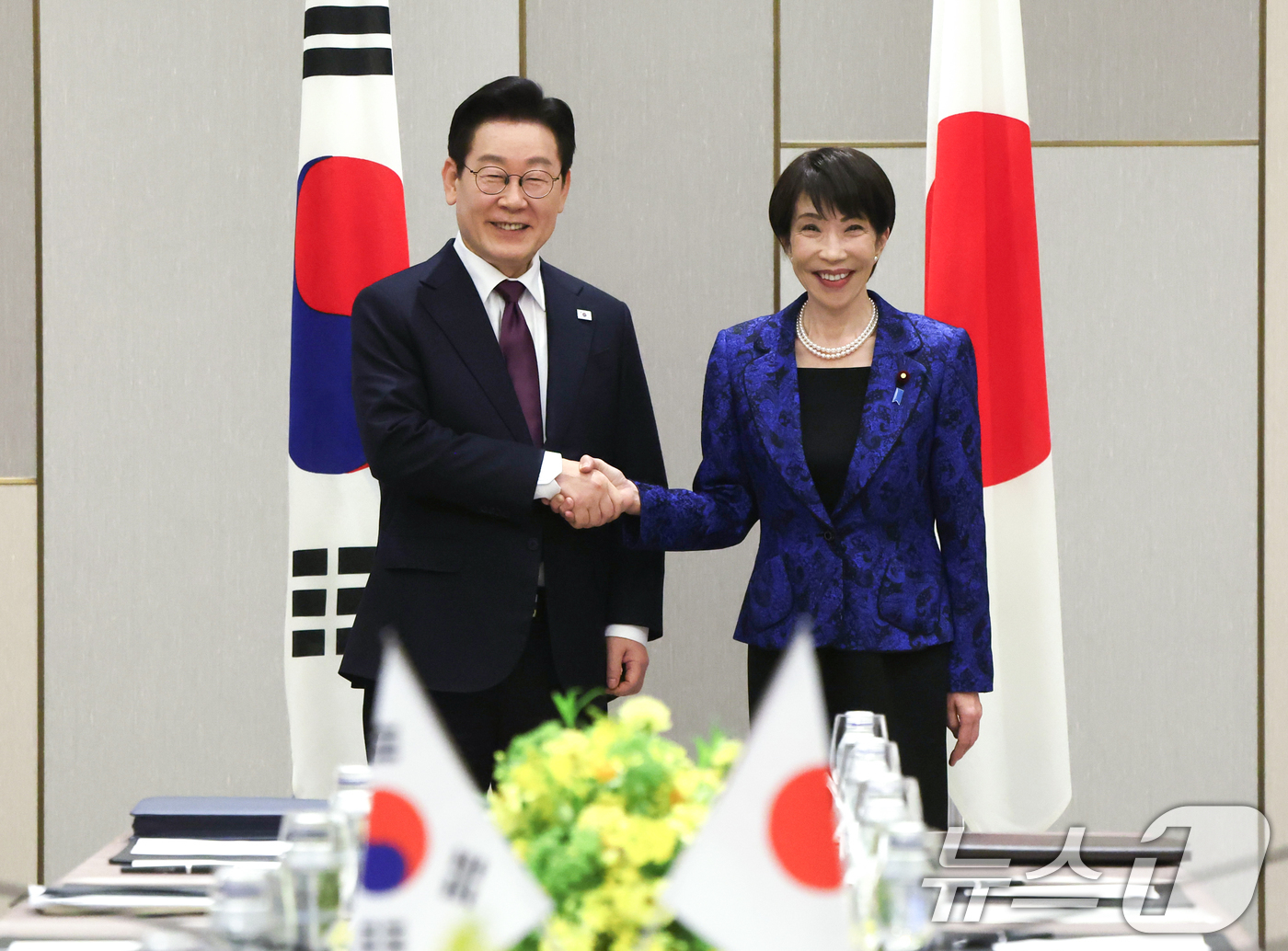 (나라(일본)=뉴스1) 이재명 기자 = 이재명 대통령과 다카이치 사나에 일본 총리가 13일 일본 나라현 회담장에서 열린 확대 회담에 앞서 악수하고 있다. 2026.1.13/뉴스1