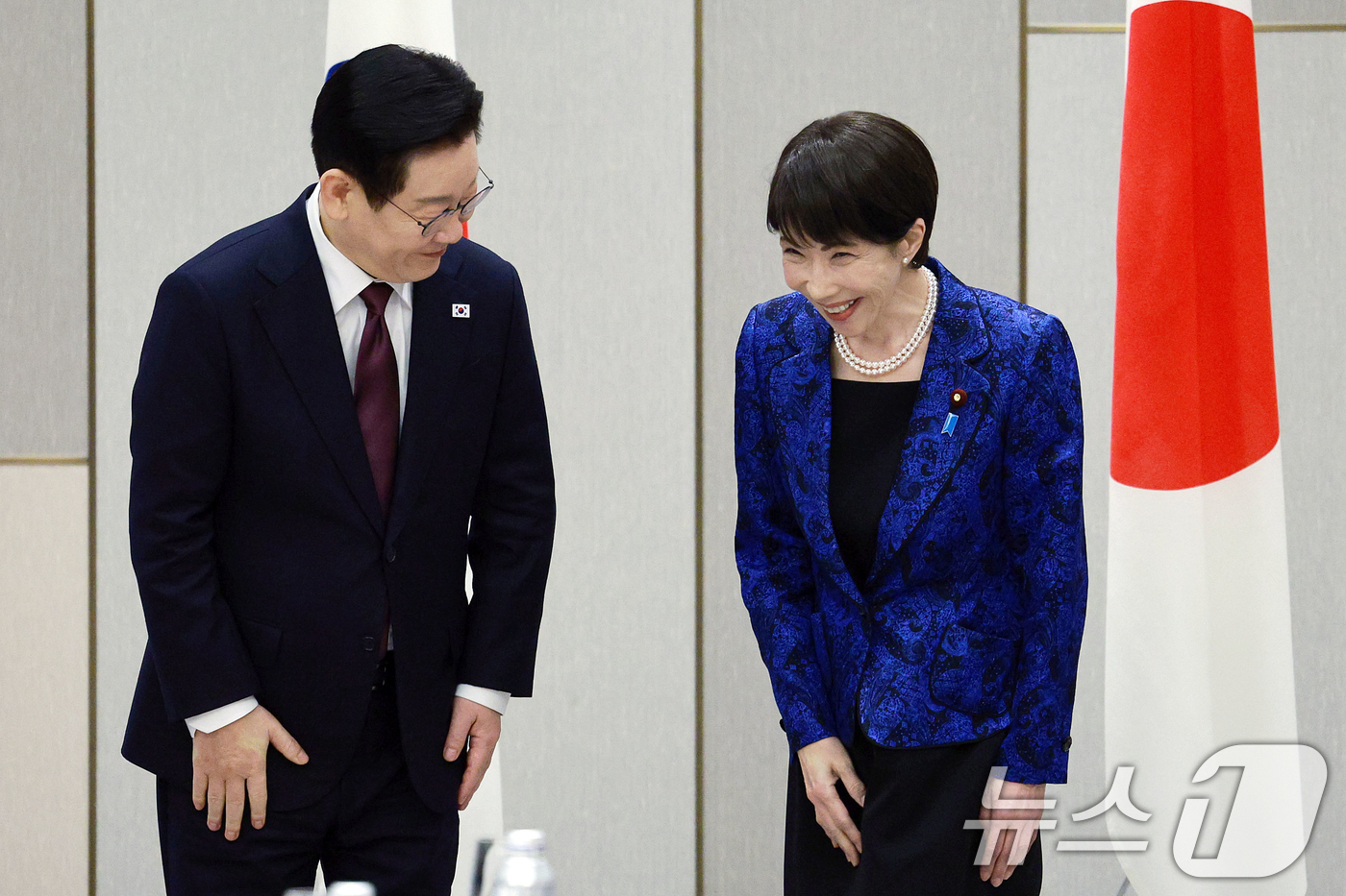 (나라(일본)=뉴스1) 이재명 기자 = 이재명 대통령과 다카이치 사나에 일본 총리가 13일 일본 나라현 회담장에서 열린 확대 회담에 앞서 인사하고 있다. 2026.1.13/뉴스1