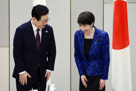 인사하는 한일 정상