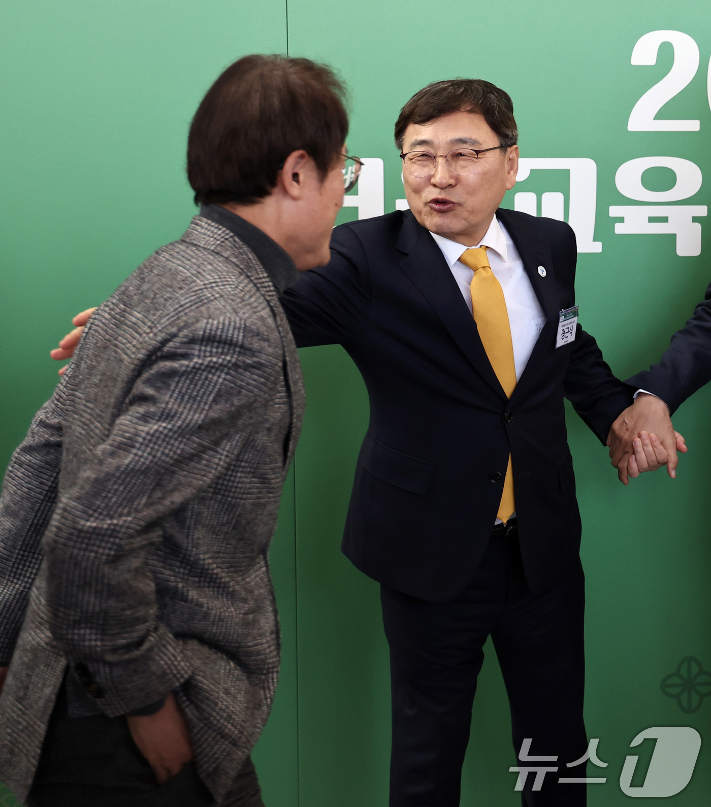 (서울=뉴스1) 구윤성 기자 = 정근식 서울시교육감(가운데)이 13일 오후 서울 용산구 백범김구기념관에서 열린 '2026 서울시교육청 신년인사회'에서 조희연 전 서울시교육감에게 기 …