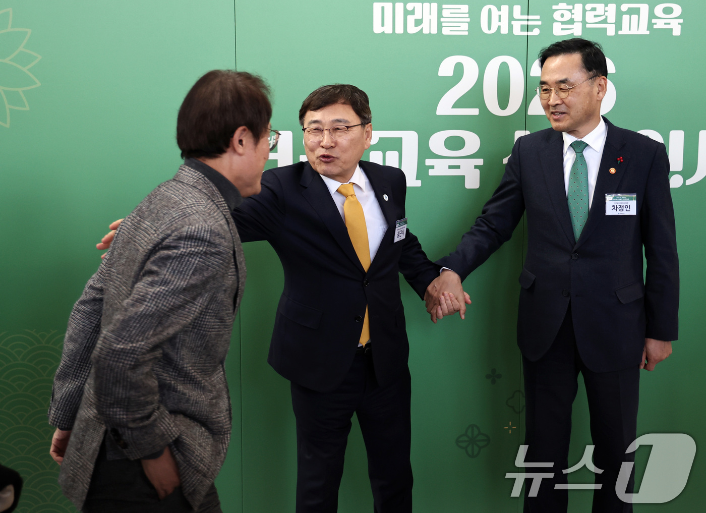 (서울=뉴스1) 구윤성 기자 = 정근식 서울시교육감(가운데)이 13일 오후 서울 용산구 백범김구기념관에서 열린 '2026 서울시교육청 신년인사회'에서 조희연 전 서울시교육감에게 기 …