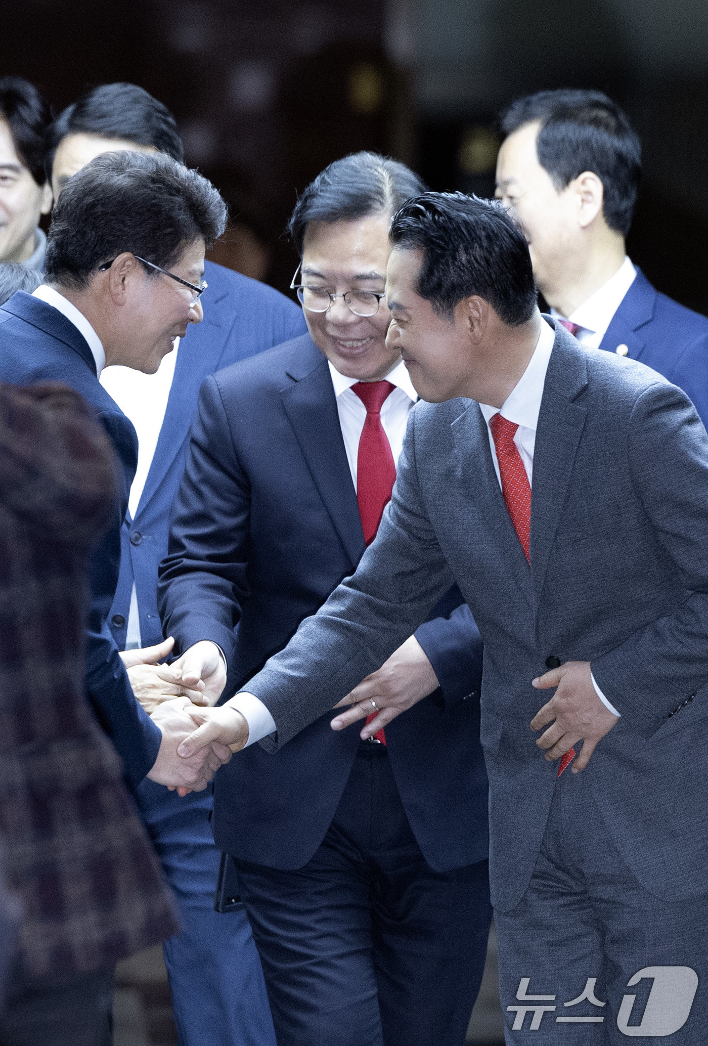 (서울=뉴스1) 신웅수 기자 = 장동혁 국민의힘 대표와 송언석 원내대표가 13일 서울 여의도 국회에서 열린 국회의원·당협위원장 연석회의 및 의원총회에서 참석자들과 인사하고 있다. …