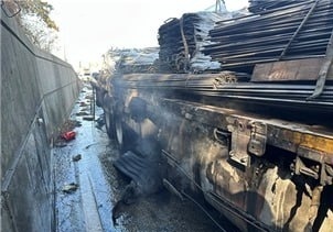 경부고속도로 오산IC 부근 달리던 화물차 화재…20여분 만에 진화