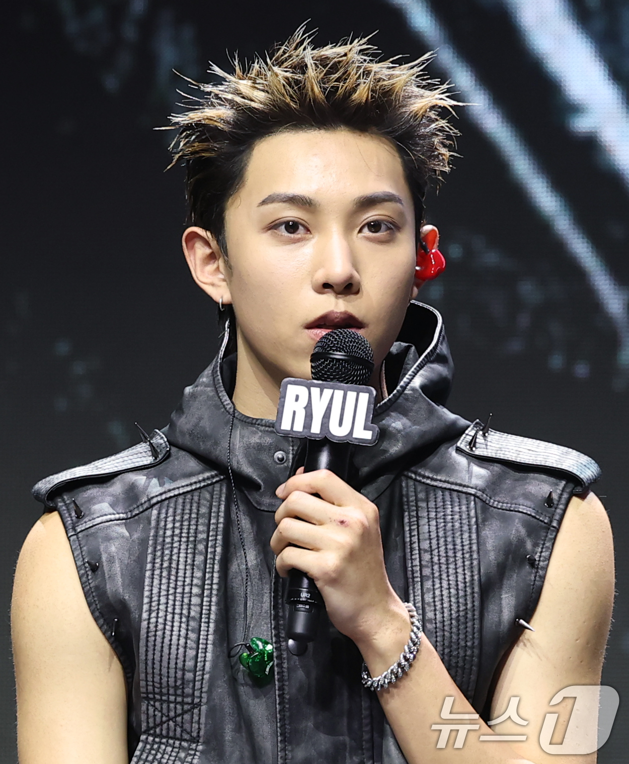 (서울=뉴스1) 권현진 기자 = 그룹 롱샷(LNGSHOT)의 률이 13일 서울 영등포구 명화라이브홀에서 가진 데뷔 EP '샷 콜러스'(SHOT CALLERS) 발매 쇼케이스에서 인 …