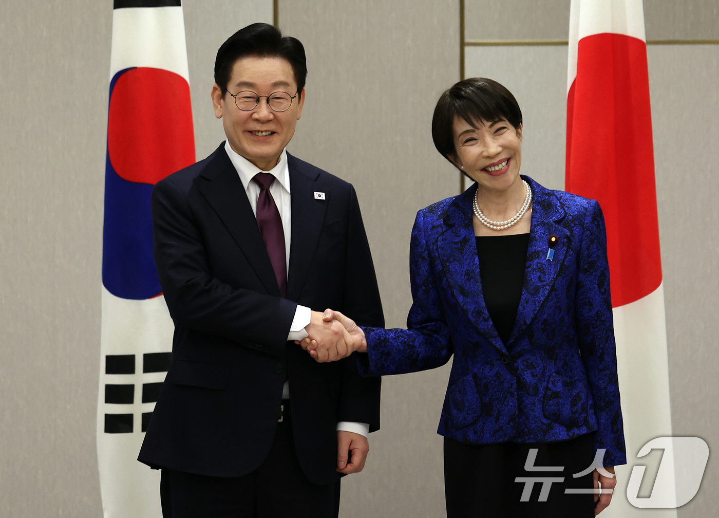 (나라(일본)=뉴스1) 이재명 기자 = 이재명 대통령과 다카이치 사나에 일본 총리가 13일 일본 나라현 회담장에서 열린 확대 회담에 앞서 악수하고 있다. 2026.1.13/뉴스1