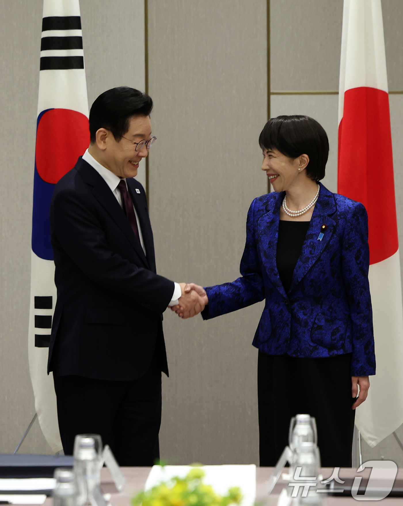 (나라(일본)=뉴스1) 이재명 기자 = 이재명 대통령과 다카이치 사나에 일본 총리가 13일 일본 나라현 회담장에서 열린 확대 회담에 앞서 악수하고 있다. 2026.1.13/뉴스1