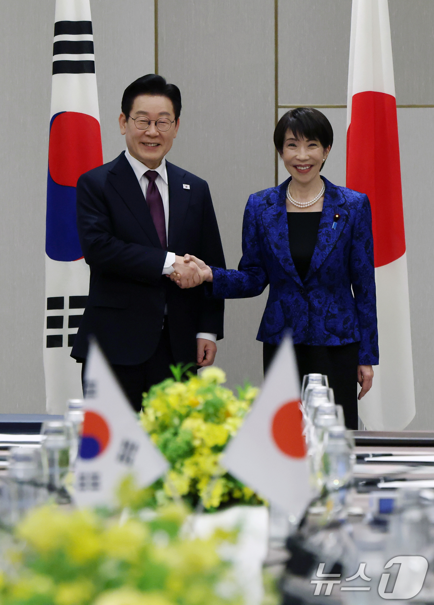 (나라(일본)=뉴스1) 이재명 기자 = 이재명 대통령과 다카이치 사나에 일본 총리가 13일 일본 나라현 회담장에서 열린 확대 회담에 앞서 악수하고 있다. 2026.1.13/뉴스1