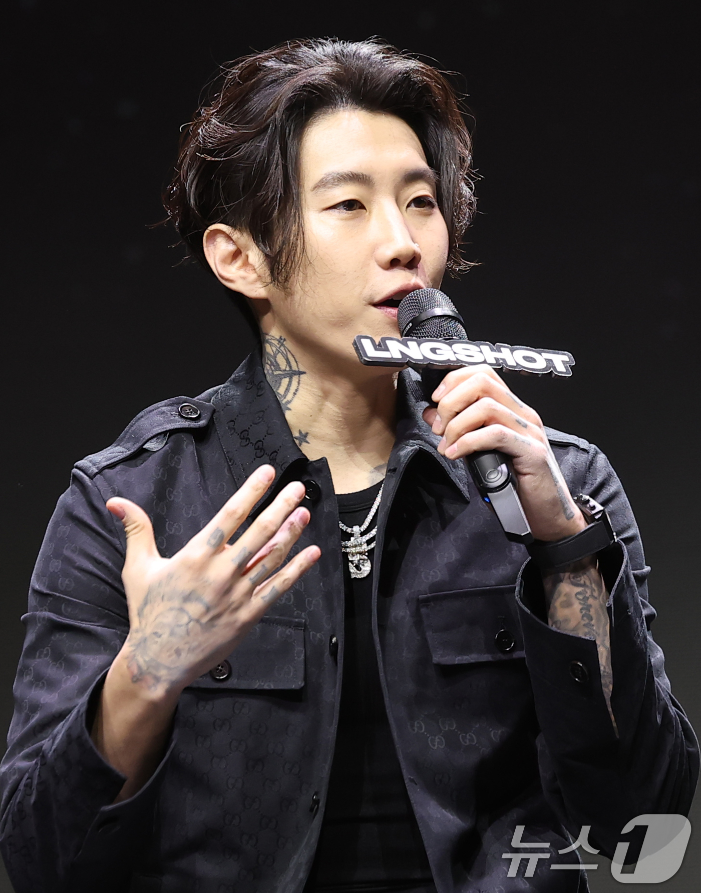 (서울=뉴스1) 권현진 기자 = 가수 박재범이 13일 서울 영등포구 명화라이브홀에서 열린 롱샷 데뷔 EP '샷 콜러스'(SHOT CALLERS) 발매 쇼케이스에 참석해 취재진 질문 …