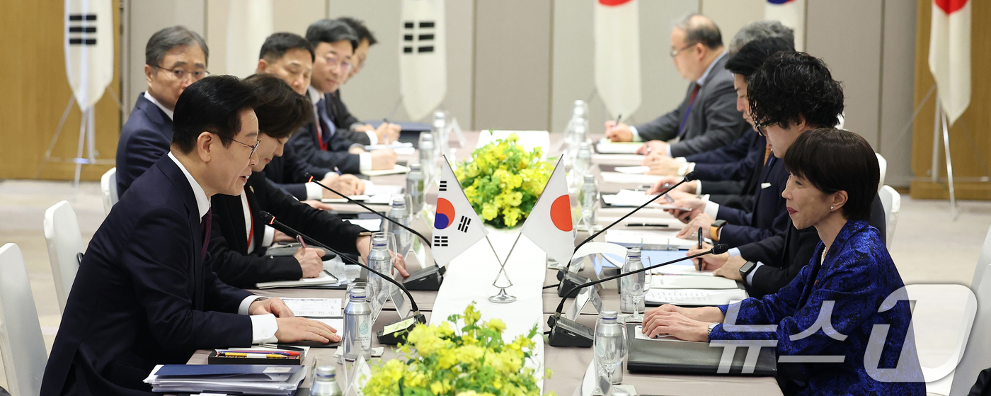 (나라(일본)=뉴스1) 이재명 기자 = 이재명 대통령과 다카이치 사나에 일본 총리가 13일 일본 나라현 회담장에서 확대 회담을 하고 있다. 2026.1.13/뉴스1