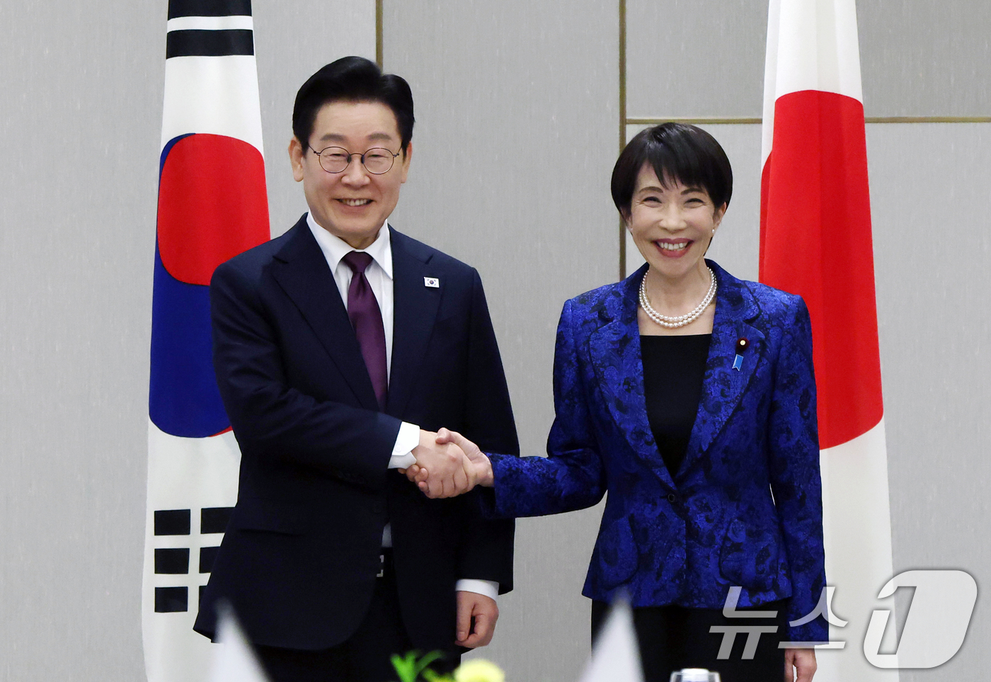 (나라(일본)=뉴스1) 이재명 기자 = 이재명 대통령과 다카이치 사나에 일본 총리가 13일 일본 나라현 회담장에서 열린 확대 회담에 앞서 악수하고 있다. 2026.1.13/뉴스1