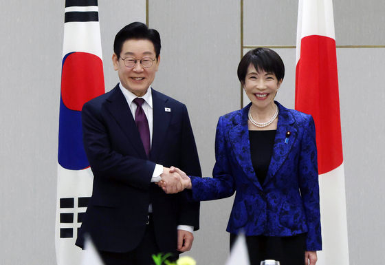 한일 정상회담 악수