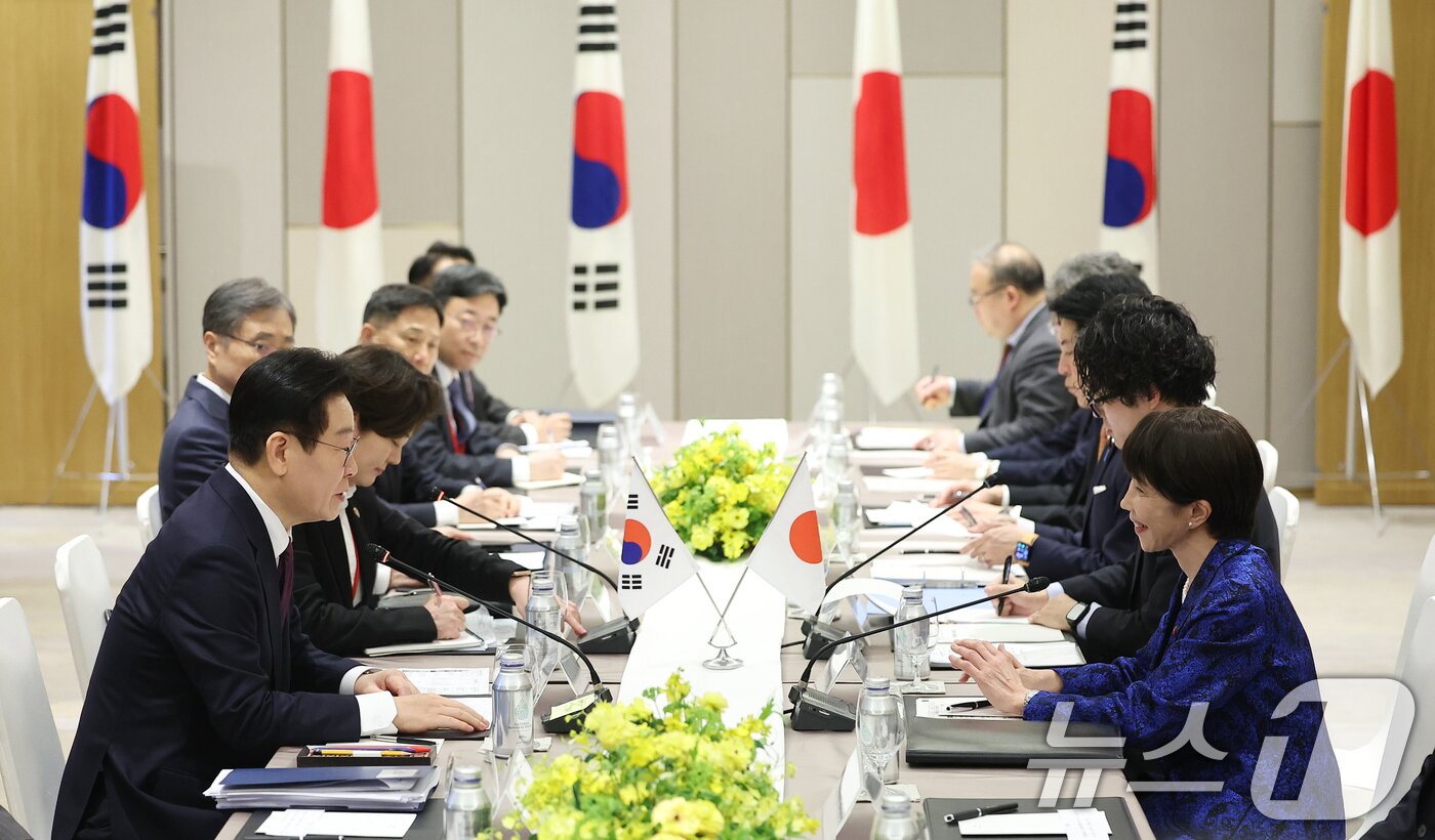 본문 이미지 - 이재명 대통령과 다카이치 사나에 일본 총리가 13일 일본 나라현 회담장에서 확대 회담을 하고 있다. 2026.1.13/뉴스1 ⓒ News1 이재명 기자