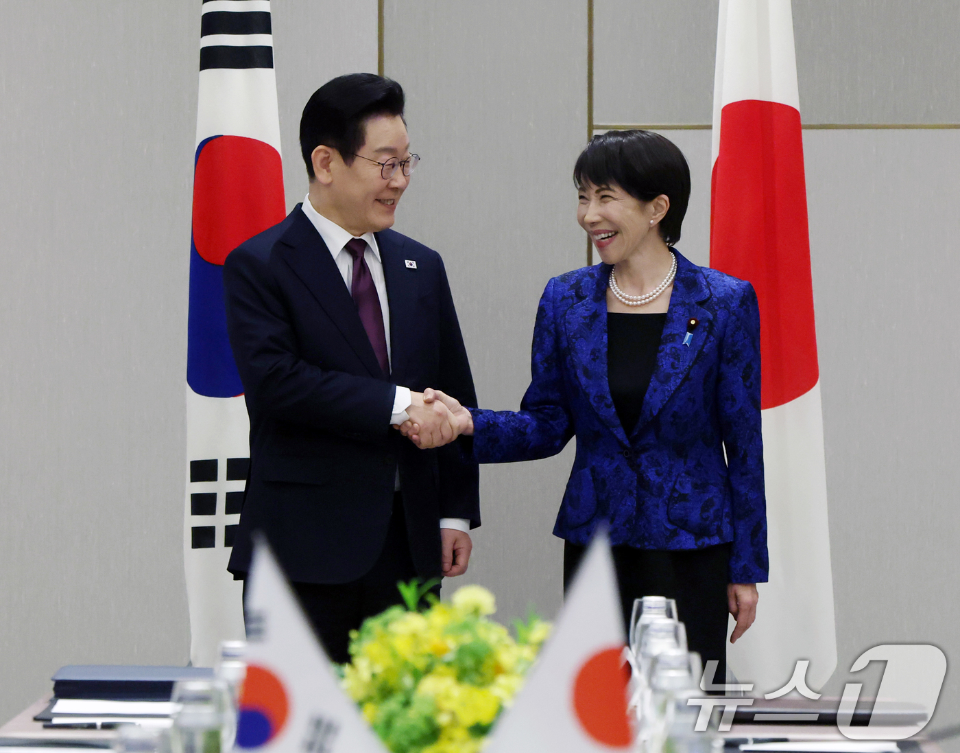 (나라(일본)=뉴스1) 이재명 기자 = 이재명 대통령과 다카이치 사나에 일본 총리가 13일 일본 나라현 회담장에서 열린 확대 회담에 앞서 악수하고 있다. 2026.1.13/뉴스1