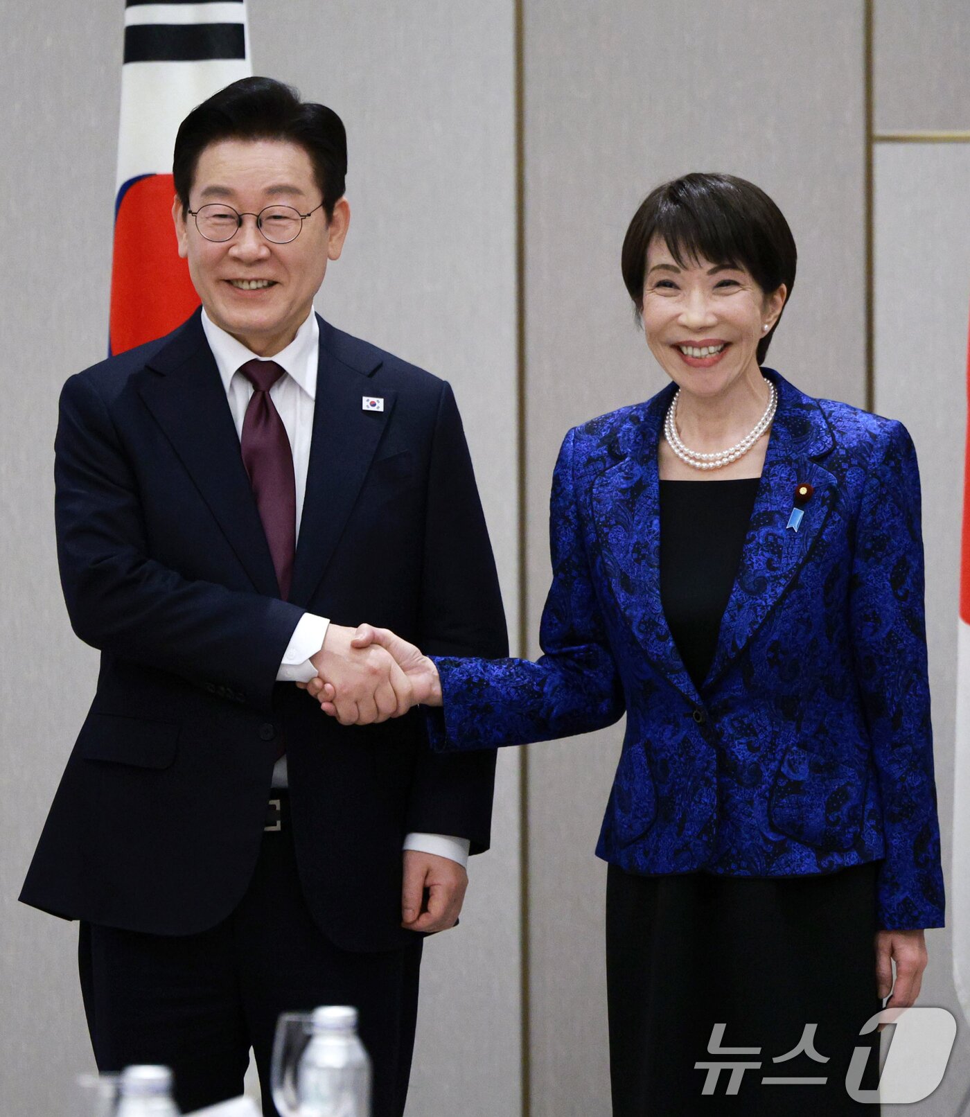 본문 이미지 - 이재명 대통령과 다카이치 사나에 일본 총리가 13일 일본 나라현 회담장에서 열린 확대 회담에 앞서 악수하고 있다. 2026.1.13/뉴스1 ⓒ News1 이재명 기자
