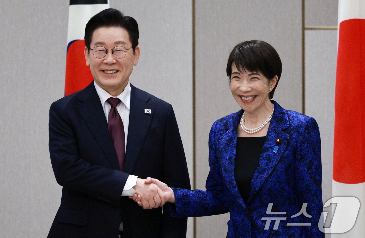 (나라(일본)=뉴스1) 이재명 기자 = 이재명 대통령과 다카이치 사나에 일본 총리가 13일 일본 나라현 회담장에서 열린 확대 회담에 앞서 악수하고 있다. 2026.1.13/뉴스1