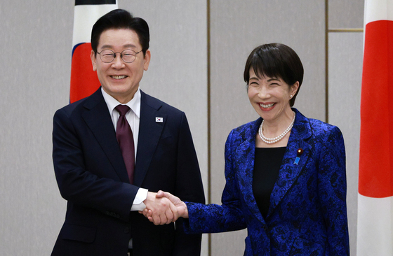 손 맞잡은 한일 정상