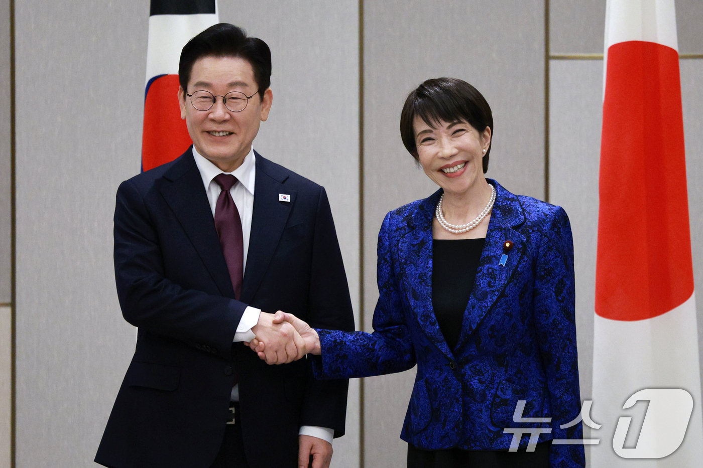 (나라(일본)=뉴스1) 이재명 기자 = 이재명 대통령과 다카이치 사나에 일본 총리가 13일 일본 나라현 회담장에서 열린 확대 회담에 앞서 악수하고 있다. 2026.1.13/뉴스1