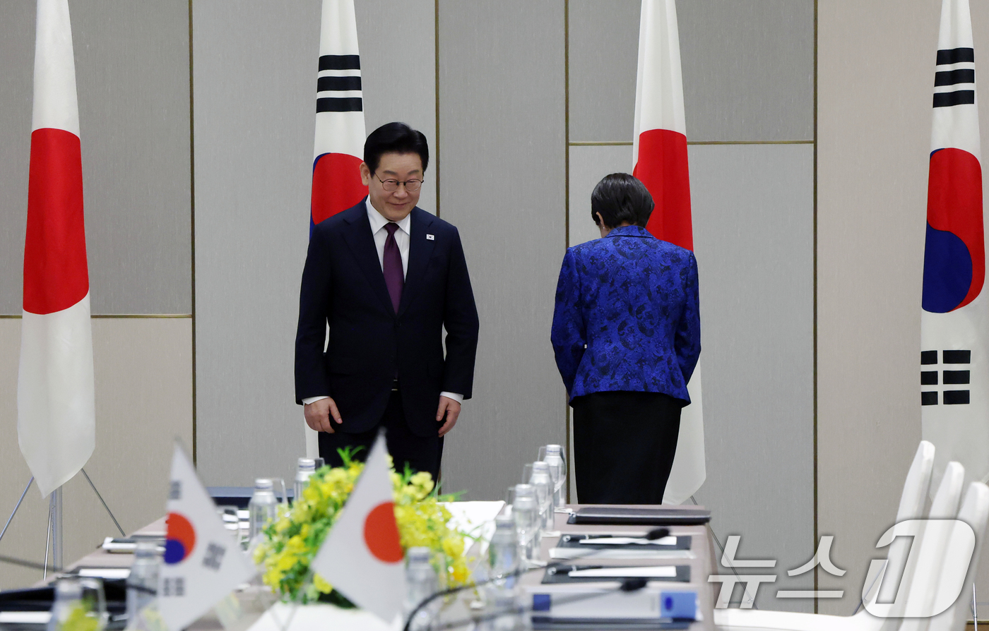 (나라(일본)=뉴스1) 이재명 기자 = 다카이치 사나에 일본 총리가 13일 일본 나라현 한일 정상회담장에서 이재명 대통령과 악수 후 자리로 향하기 전 국기에 예를 표하고 있다. 2 …