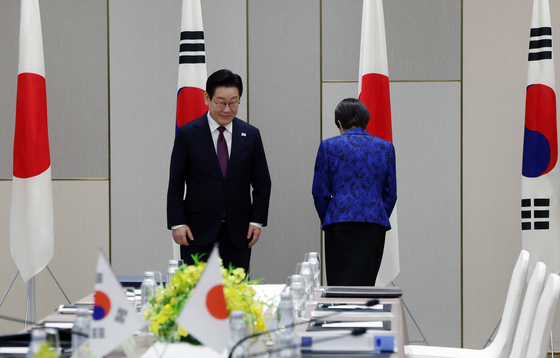 국기에 예 표하는 다카이치 일본 총리