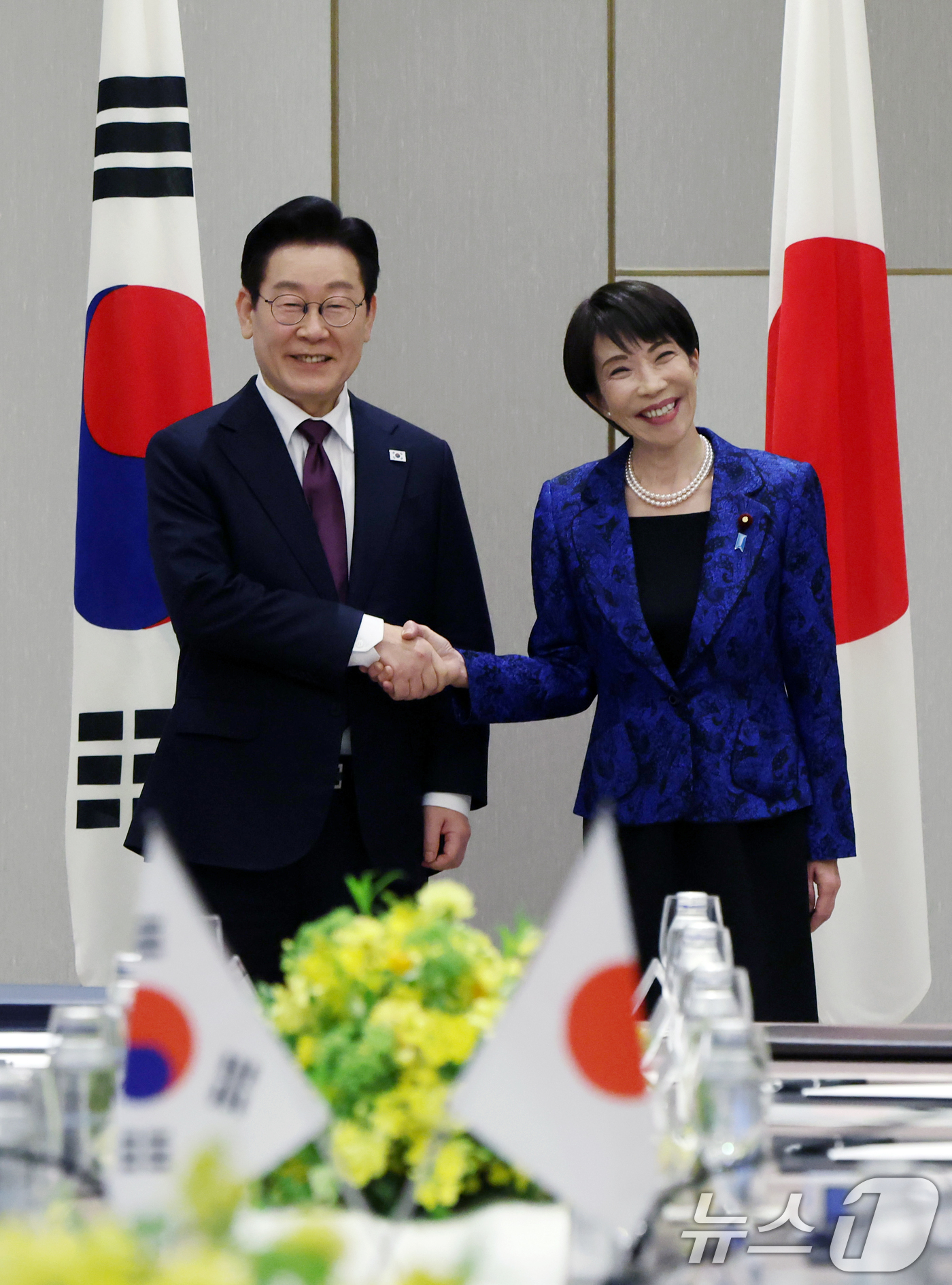 (나라(일본)=뉴스1) 이재명 기자 = 이재명 대통령과 다카이치 사나에 일본 총리가 13일 일본 나라현 회담장에서 열린 확대정상회담에 앞서 악수하고 있다. 2026.1.13/뉴스1 …