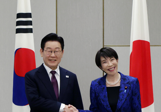 악수하는 한일 정상