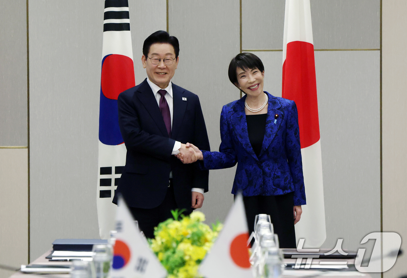 (나라(일본)=뉴스1) 이재명 기자 = 이재명 대통령과 다카이치 사나에 일본 총리가 13일 일본 나라현 회담장에서 열린 확대정상회담에 앞서 악수하고 있다.  2026.1.13/뉴스 …