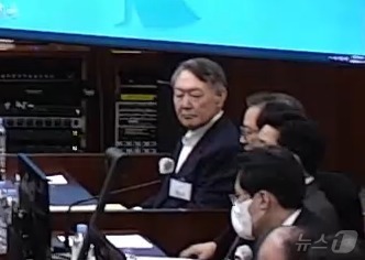 (서울=뉴스1) = 윤석열 전 대통령이 13일 서울 서초구 서울중앙지방법원에서 열린 내란 우두머리 혐의 2차 결심공판에 출석해 자리에 앉아 있다. (서울중앙지방법원 제공 영상 캡쳐 …