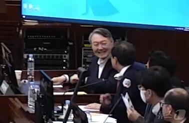 (서울=뉴스1) = 윤석열 전 대통령이 13일 서울 서초구 서울중앙지방법원에서 열린 내란 우두머리 혐의 2차 결심공판에 출석해 변호인과 대화를 나누며 미소를 짓고 있다. (서울중앙 …