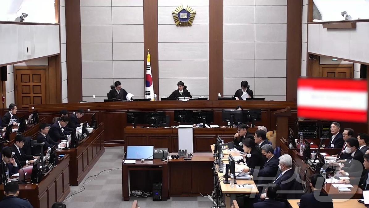 (서울=뉴스1) = 윤석열 전 대통령이 13일 서울 서초구 서울중앙지방법원에서 열린 내란 우두머리 혐의 2차 결심공판에 출석해 자리에 앉아있다. (서울중앙지방법원 제공 영상 캡쳐. …