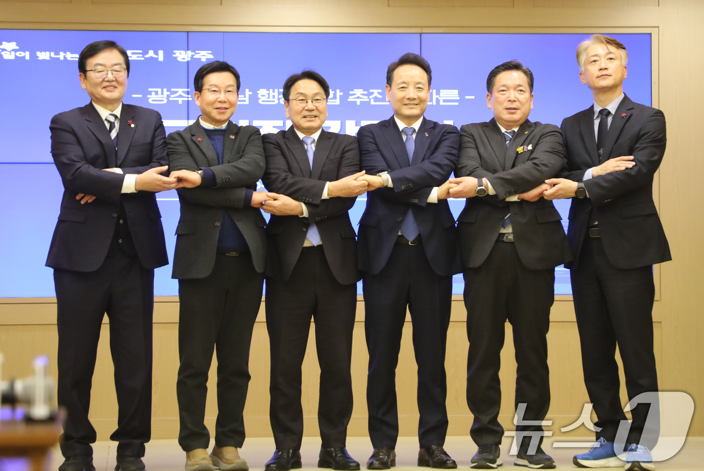 (광주=뉴스1) 이수민 기자 = 강기정 광주시장이 13일 광주시 시청에서 광주 5개 구청장과 함께 광주·전남 행정통합을 위해 공동 서명한 뒤 기념촬영하고 있다. 2026.1.13/ …