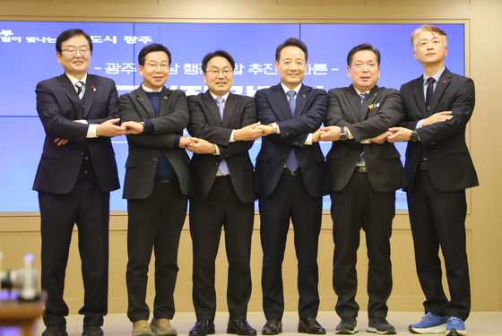 행정통합 위해 손 맞잡은 강기정 광주시장과 5개구청장