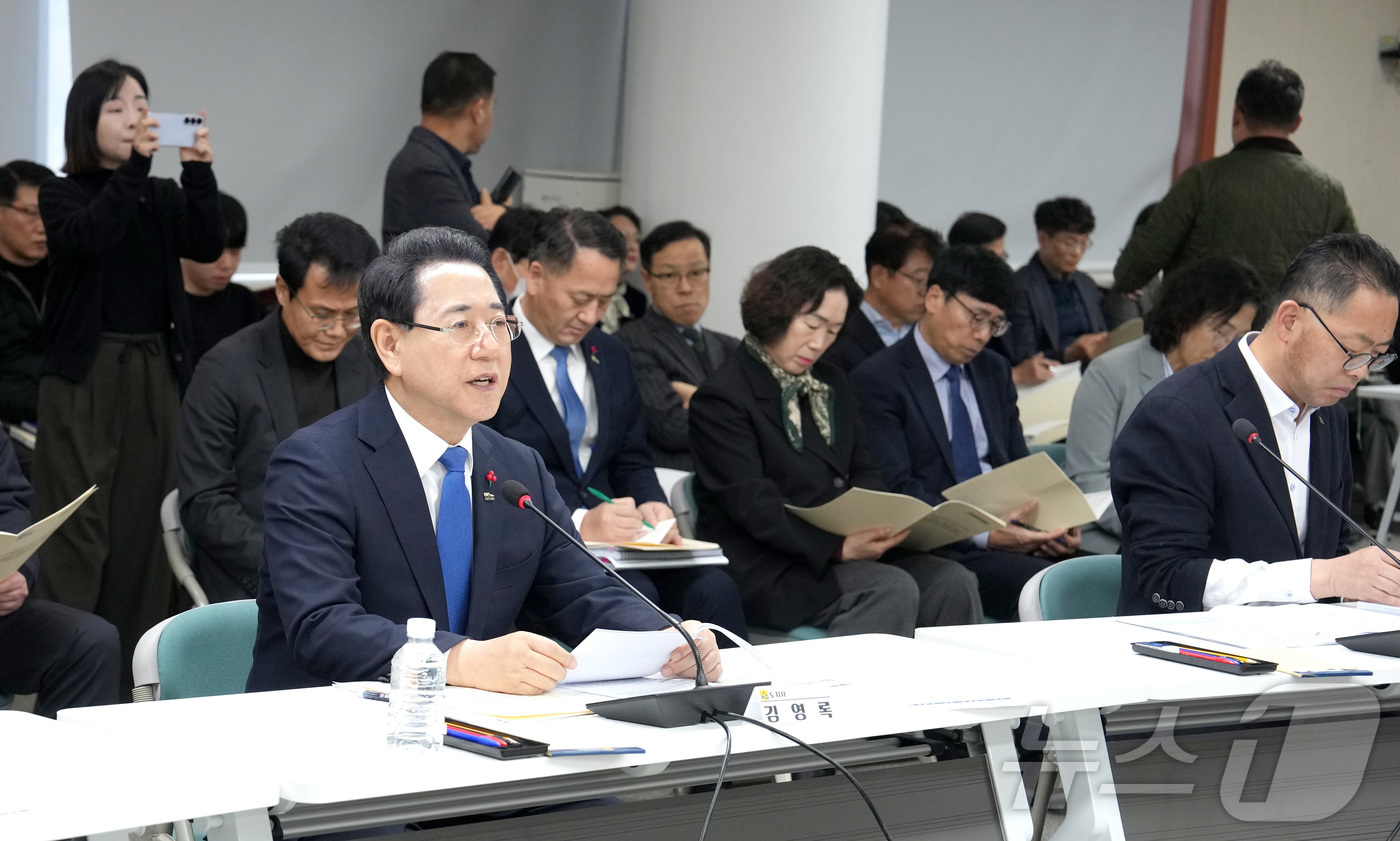 (무안=뉴스1) 전원 기자 = 김영록 전라남도지사가 13일 오후 전남도의회 초의실에서 열린 ‘광주·전남 행정통합’ 전남도의회-집행부 간담회에서 의원들의 질문에 답변을 하고 있다.( …