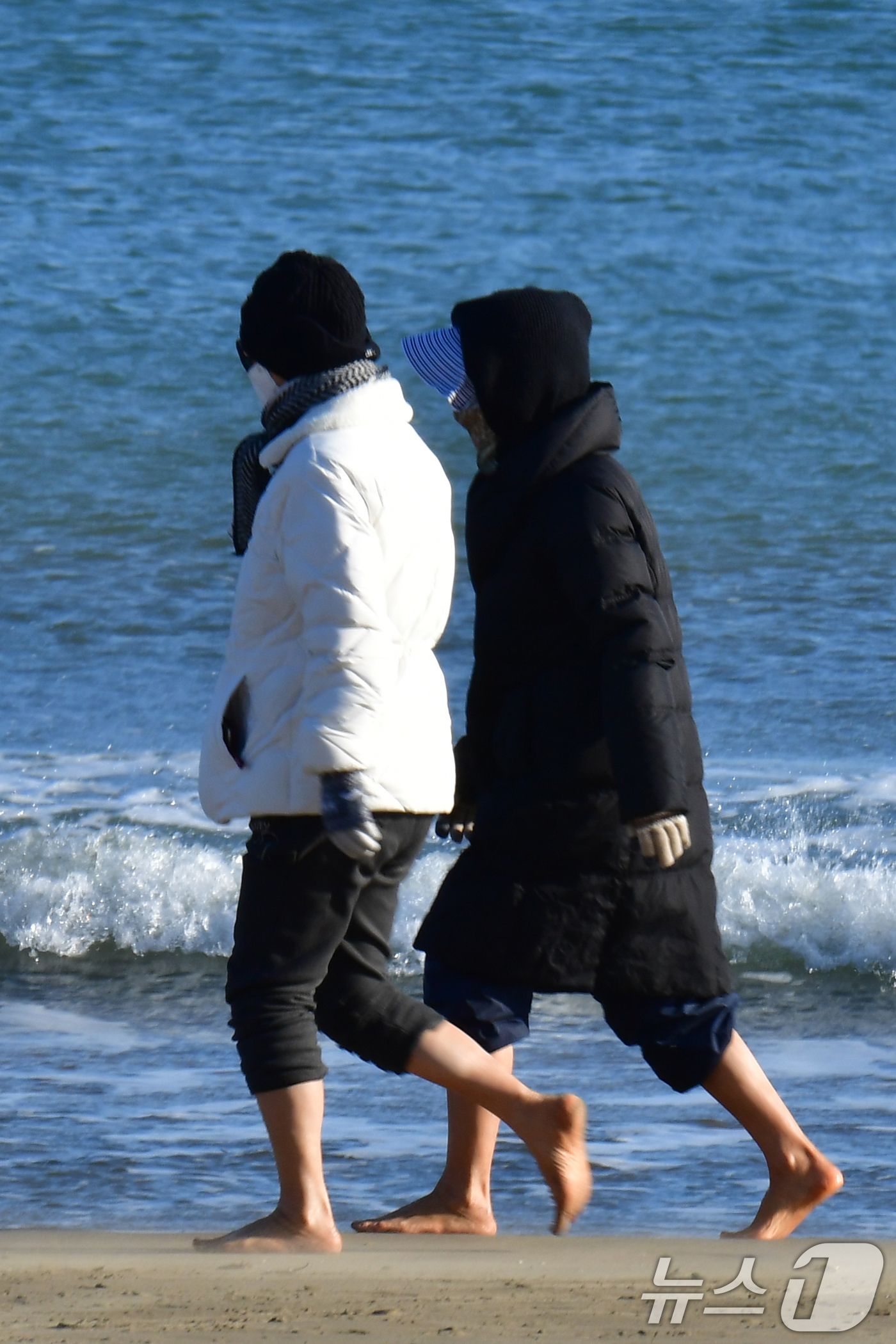 (포항=뉴스1) 최창호 기자 = 13일 오후 경북 포항시 북구 영일대해수욕장 백사장에서 시민들이 영하의 날씨에도 불구하고 맨발걷기를 하고 있다.  2026.1.13/뉴스1