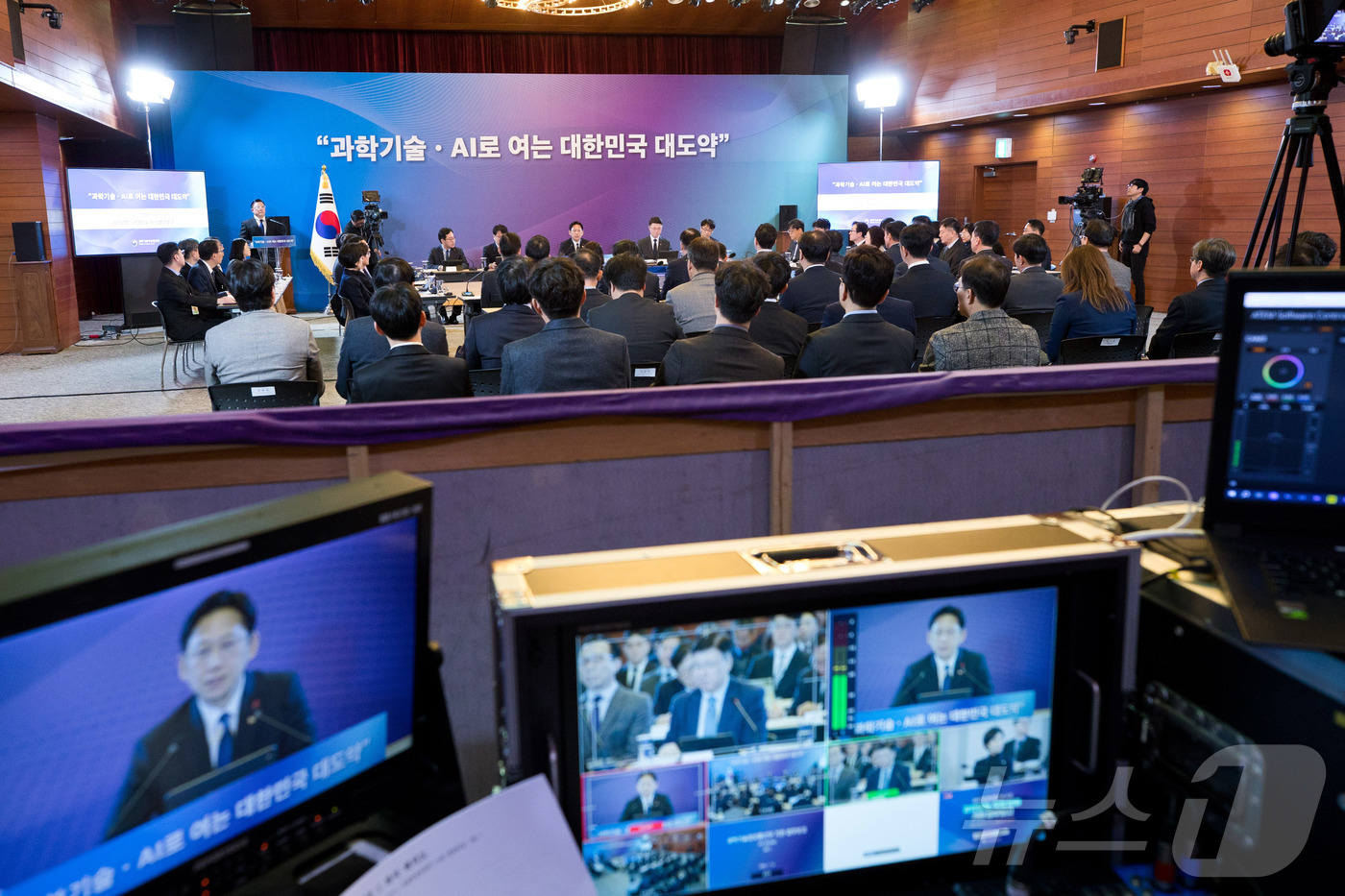 (서울=뉴스1) = 13일 오후 서울 중구 서울중앙우체국에서 열린 '국립중앙과학관 및 우정사업본부 업무보고' 에서 배경훈 부총리 겸 과학기술정보통신부 장관의 발언이 유튜브로 생중계 …