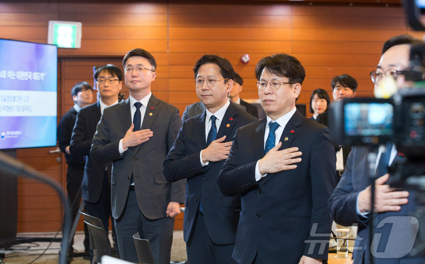 (서울=뉴스1) = 배경훈 부총리 겸 과학기술정보통신부 장관이 13일 오후 서울 중구 서울중앙우체국에서 열린 '국립중앙과학관 및 우정사업본부 업무보고' 시작 전 국민의례를 하고 있 …