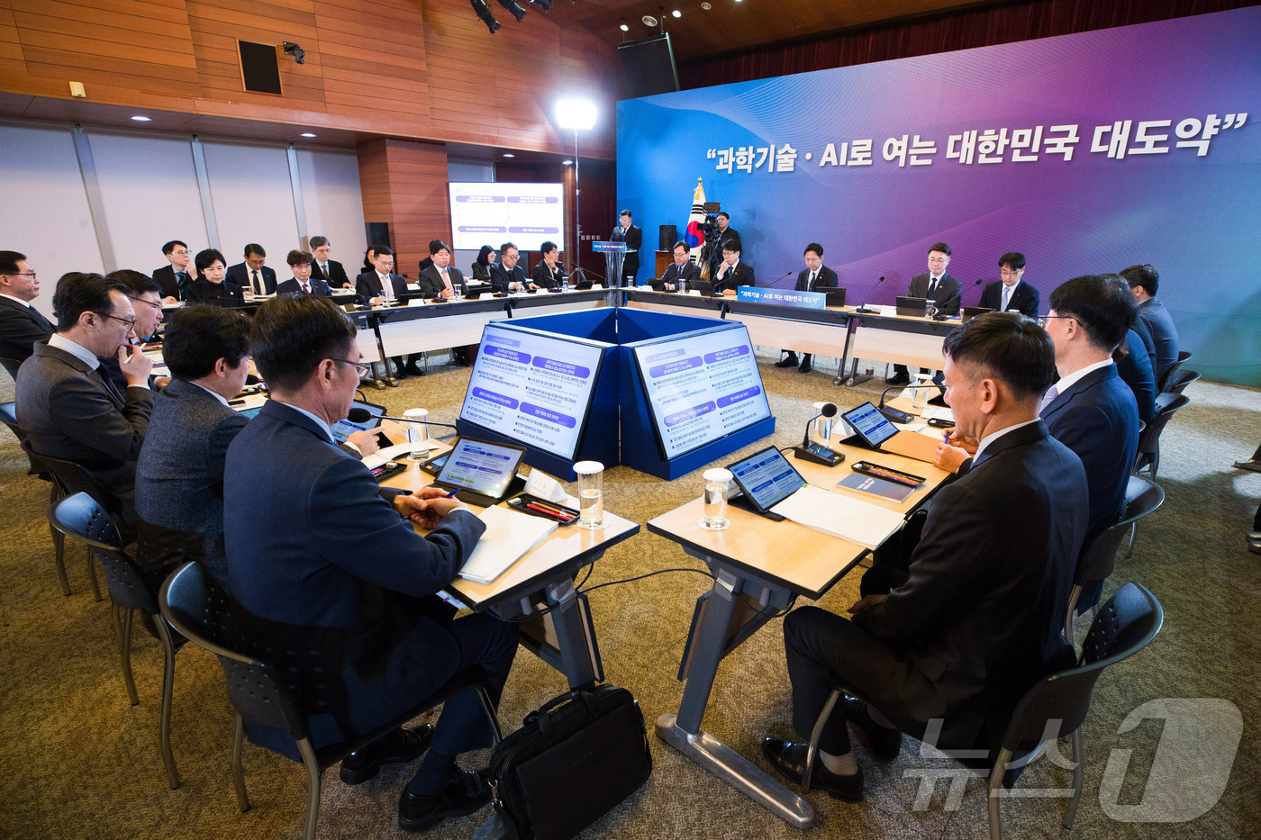 (서울=뉴스1) = 배경훈 부총리 겸 과학기술정보통신부 장관이 13일 오후 서울 중구 서울중앙우체국에서 열린 '국립중앙과학관 및 우정사업본부 업무보고'를 주재하고 있다. (과학기술 …