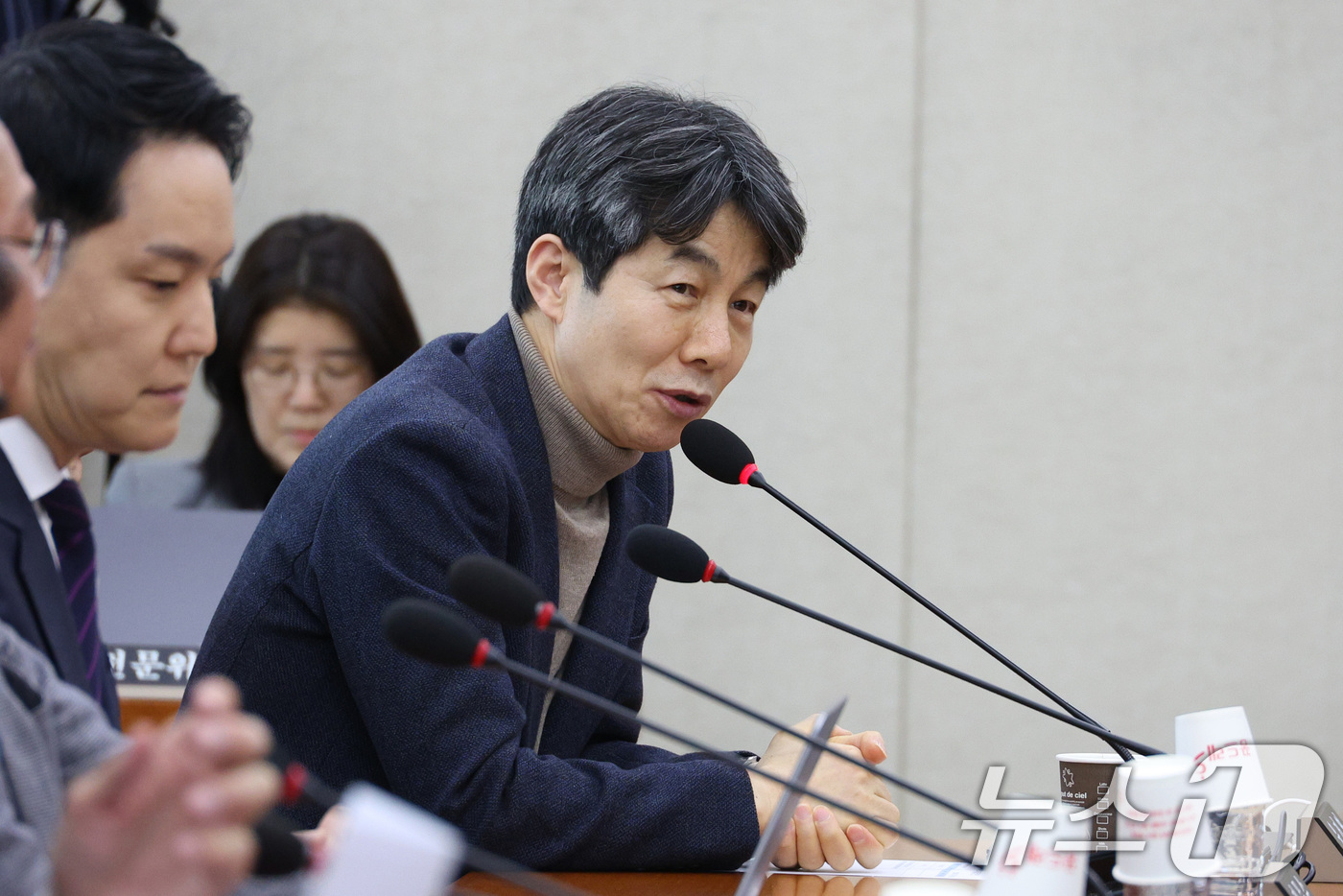 (서울=뉴스1) 신웅수 기자 = 윤건영 더불어민주당 의원이 13일 서울 여의도 국회에서 열린 정치개혁특별위원회 전체회의에서 발언하고 있다. 2026.1.13/뉴스1