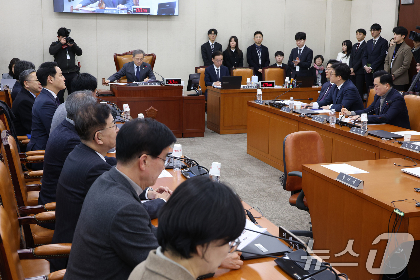 (서울=뉴스1) 신웅수 기자 = 송기헌 위원장이 13일 서울 여의도 국회에서 열린 정치개혁특별위원회 전체회의에서 의사봉을 두드리고 있다. 2026.1.13/뉴스1