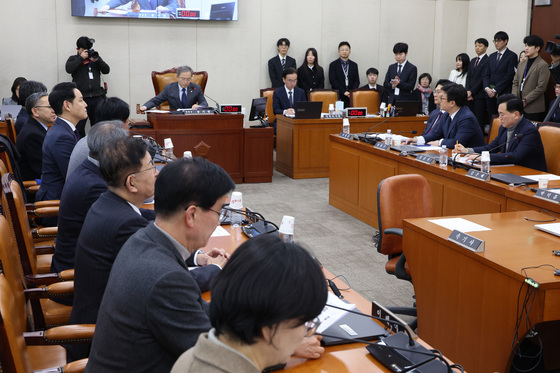 안건 상정하는 송기헌 위원장