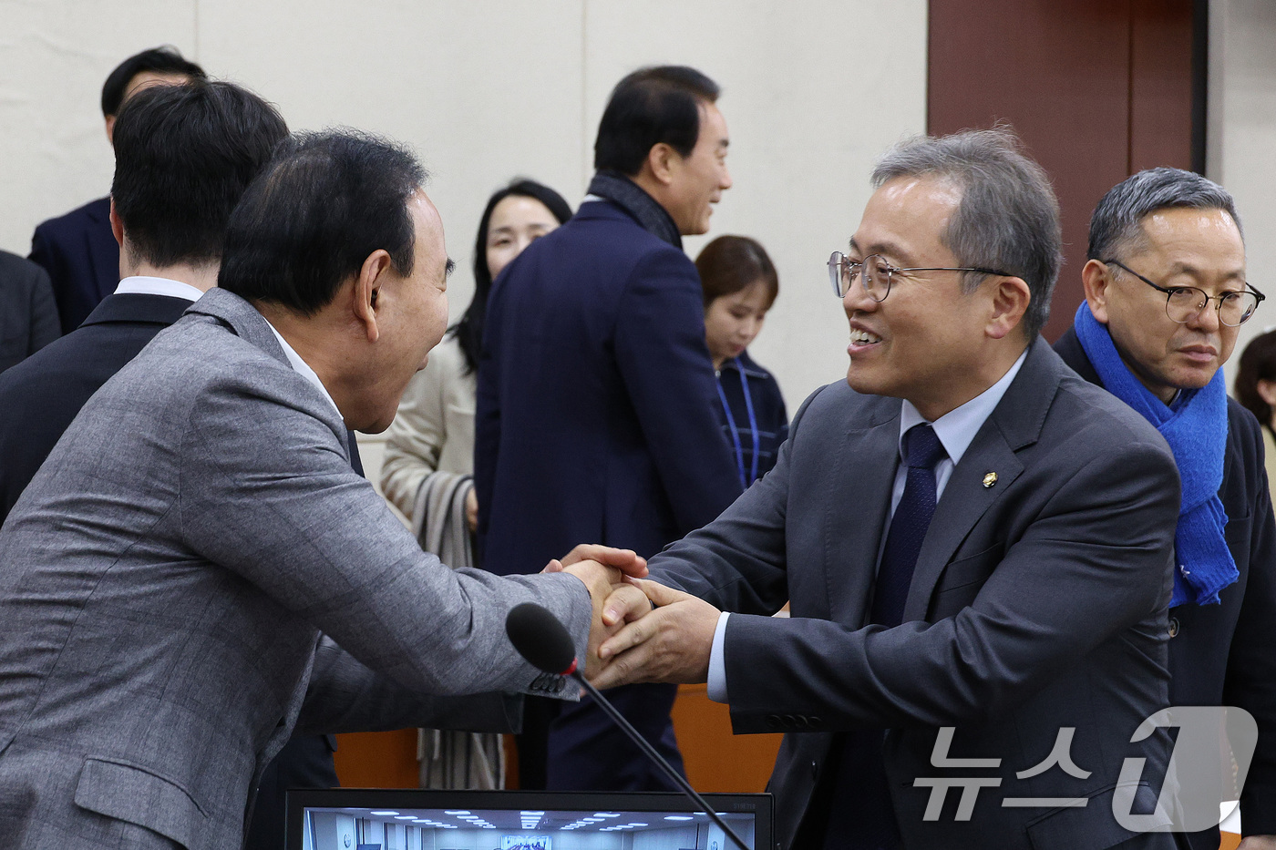 (서울=뉴스1) 신웅수 기자 = 송기헌 위원장이 13일 서울 여의도 국회에서 열린 정치개혁특별위원회 전체회의에서 박덕흠 의원과 인사하고 있다. 2026.1.13/뉴스1