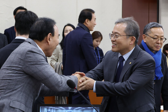 인사 나누는 송기헌 정개특위 위원장