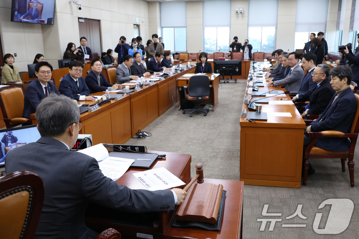 (서울=뉴스1) 신웅수 기자 = 송기헌 위원장이 13일 서울 여의도 국회에서 열린 정치개혁특별위원회 전체회의에서 의사봉을 두드리고 있다. 2026.1.13/뉴스1