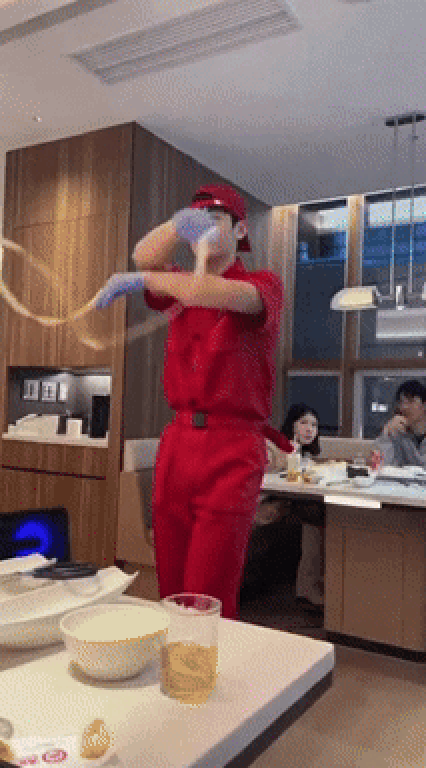 "완전 차은우잖아"…쏙 닮은 대구 훠궈집 직원, 조회수만 510만회[영상]