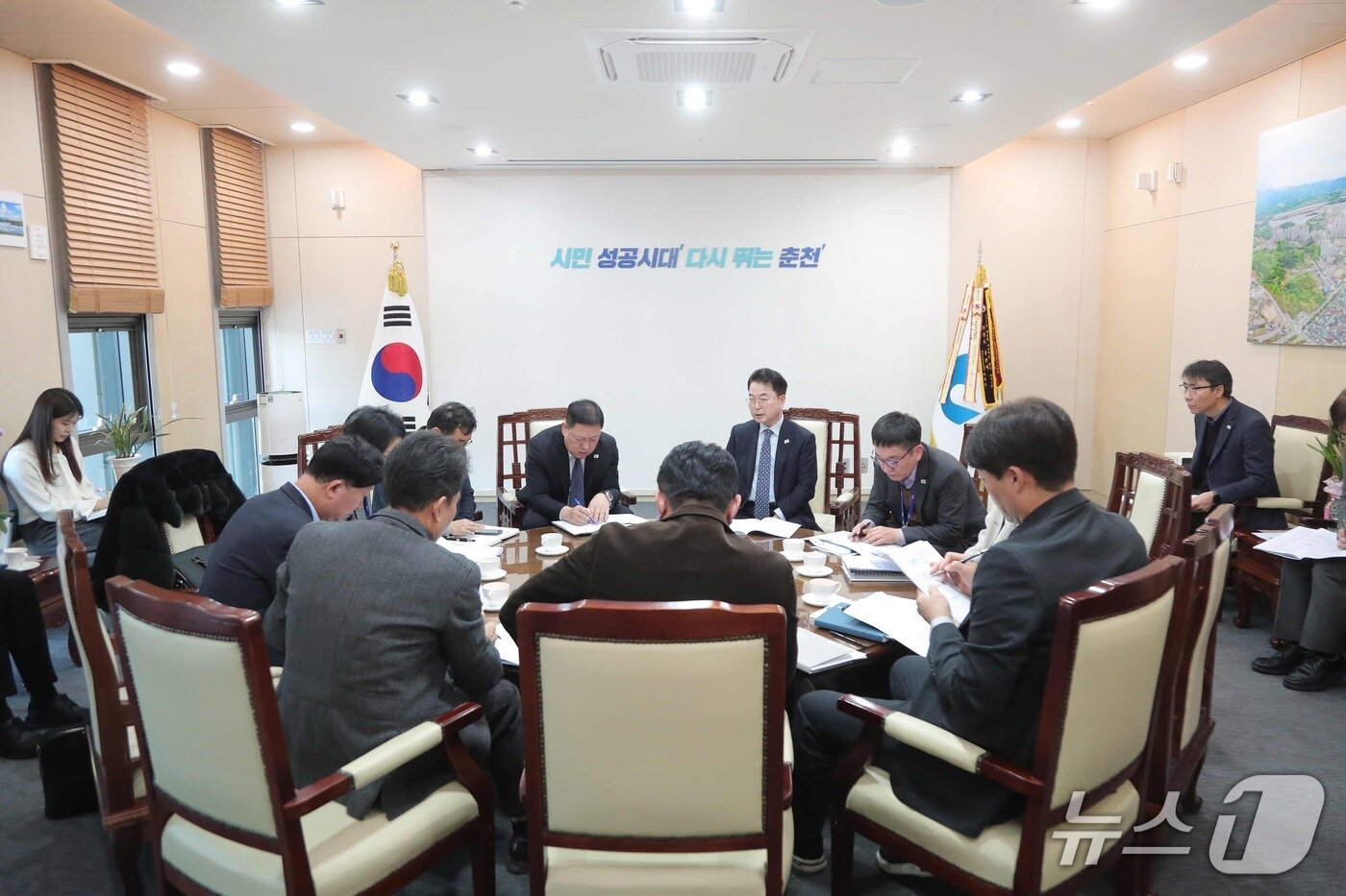 본문 이미지 - 육동한 시장이 13일 오전 시청에서 현준태 부시장, 국소장들과 2026년 정부업무보고 연계 춘천시 대응전략 보고회를 개최했다.(춘천시 제공, 재판매 및 DB금지)