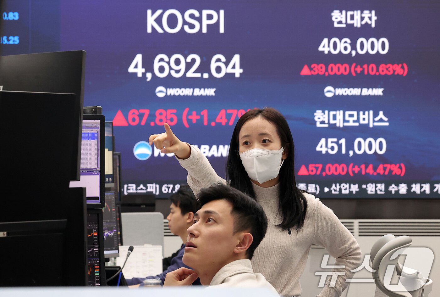본문 이미지 - 13일 오후 서울 중구 우리은행 본점 딜링룸 전광판에 증시 표시가 나오고 있다. 이날 코스피 지수는 전거래일 대비 67.85(1.47%) 포인트 상승한 4,692.64로 장을 마감했다. 2026.1.13/뉴스1 ⓒ News1 김성진 기자